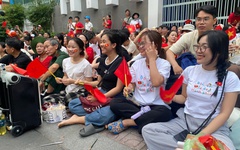 Người dân cùng karaoke, hát nhạc theo yêu cầu chờ xem diễu binh