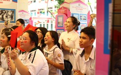 Thầy trò Trường THPT Hùng Vương mở minishow mừng đại lễ 30-4