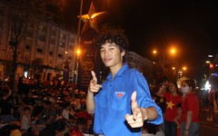 Chờ xem diễu binh, diễu hành, chàng trai trẻ đàn ghita cho mọi người cùng hát