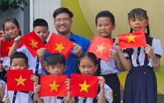 Mừng đại lễ 30-4, thầy tổng phụ trách 30 ngày check-in cùng cờ Tổ quốc