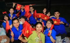 Lan tỏa tinh thần yêu nước với lá cờ đỏ sao vàng trong dịp 30-4