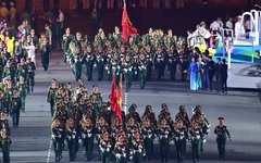 Các khối diễu binh, diễu hành xuất hiện, không khí đại lễ nóng dần lên dù trời chưa sáng