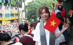 Người dân tận dụng hàng rào, mái nhà... để xem diễu binh