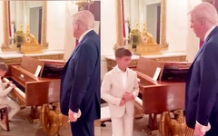 Video ông Trump đứng lặng nghe cháu ngoại đánh đàn piano tại Nhà Trắng gây sốt