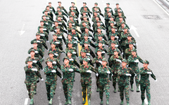 Hàng vạn người xem duyệt đội ngũ và diễu hành quần chúng kỷ niệm 70 năm giải phóng Hải Phòng