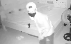 Camera ghi cảnh trộm đột nhập vào phòng ngủ khi 3 mẹ con đang say giấc