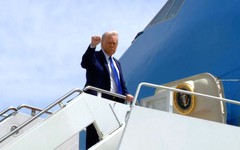 Ông Trump bị chỉ trích là vi hiến khi nhận máy bay 400 triệu USD từ Qatar