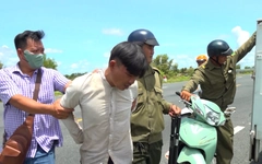 Người dân giúp công an xã bắt giữ 2 nghi phạm cướp giật túi xách ở Cà Mau