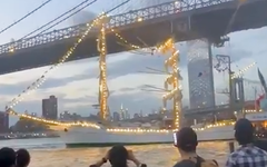 Video tàu hải quân Mexico chở 200 người đâm vào cầu biểu tượng của New York