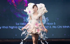 Mặc hoa lá lên sàn diễn thời trang