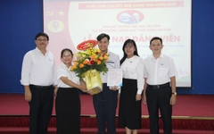 Nam sinh Trường Trung học Thực hành Sài Gòn được kết nạp Đảng trong ngày sinh nhật Bác