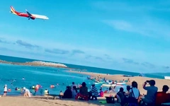 'Tọa độ' hút du khách săn ảnh máy bay cất, hạ cánh ở Phú Yên