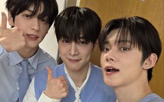 Sao nam Resident playbook gây sốt khi hóa idol đời thực