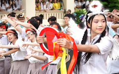 Màn nhảy flashmob và buổi chia tay khó quên của học trò trường chuyên Lê Hồng Phong TP.HCM