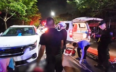 Xe taxi bỏ chạy sau khi va chạm với xe máy, bỏ mặc hai người bị thương giữa đường