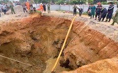 Dùng máy bơm công suất lớn hút nước, tìm kiếm người đi xe máy rơi xuống 'hố tử thần'