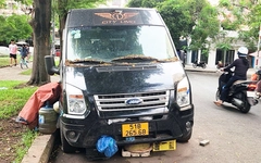 Cận cảnh ô tô đậu nhiều năm bên đường, thành nơi để đồ đạc và bỏ rác ở Tân Phú