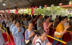 Dòng người đổ về chùa Thanh Tâm chiêm bái xá lợi Đức Phật ngày càng đông