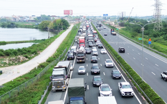 Đông nghịt xe đổ về các thành phố lớn sau những ngày nghỉ lễ