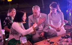 Du khách thưởng trà sen ‘đúng điệu’ tại Lễ hội du lịch Hà Nội 2025