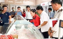 Kiểm tra Công ty cổ phần Chăn nuôi C.P. Việt Nam trước tin đồn bán heo, gà mắc bệnh