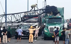 Xe cẩu công trình lật, đè trúng ô tô và xe container ở TP Thủ Đức