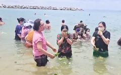 Người dân Tuy Hòa xuống biển tắm 'xả xui' giữa trưa Tết Đoan ngọ