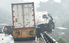 Xe đầu kéo đâm gãy lan can, treo lơ lửng trên cao tốc Nội Bài - Lào Cai
