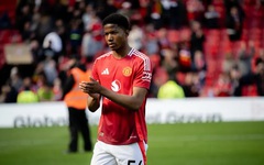 Chido Obi Martin lần đầu đá chính trong trận thua của Man United trước Brentford