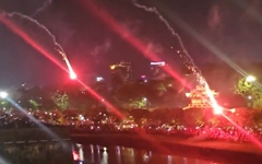 Khoảnh khắc hỏa pháo súng thần công tại Kỳ đài Huế bắn ‘lạc’ vào khán giả