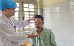 Bị gấu rừng tấn công, người đàn ông biến dạng cả mặt