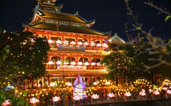 Kinh nghiệm đi thả hoa đăng lễ Phật đản tại chùa Pháp Hoa