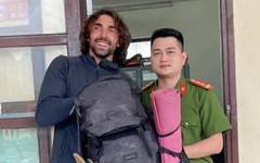 Du khách Thụy Sĩ đánh rơi ba lô khi đến Phong Nha, công an xã giúp tìm lại