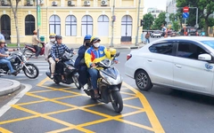 Vạch mắt võng tại giao lộ ở trung tâm TP.HCM giúp xe cộ rẽ phải thuận tiện