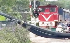 Tàu hỏa phanh khẩn cấp để tránh xe tải chở bó sắt mắc kẹt ở đường ray