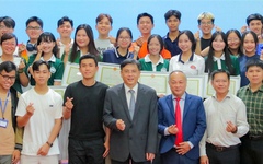 Có thể tuyên dương sinh viên nhường chỗ ngồi cho cựu chiến binh thay vì tặng bằng khen
