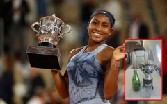 Coco Gauff hài hước khi nhận cúp Roland Garros mini về nhà