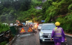 Dòng du khách TP.HCM lên Đà Lạt bị chặn ở đèo Bảo Lộc vì kẹt xe liên tục