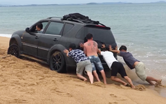 Thêm 1 ôtô lún bánh khi chạy xuống bãi biển Tuy Hòa