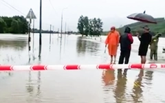Mưa như trút nước chia cắt nhiều tuyến đường, gây sạt lở ở Quảng Nam và TP Huế