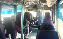 Thu phí 'không tiền mặt' trên xe buýt: Nơi làm tốt, nơi lúng túng