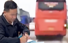 Người dân quay clip xe khách lấn làn xe máy trên quốc lộ 1, tài xế bị mời làm việc