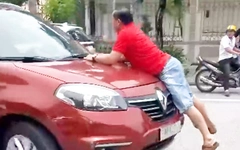 Người đàn ông bám vào nắp ca pô ô tô đang di chuyển ở Hà Tĩnh