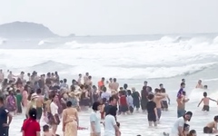 Cứu hộ hơn 20 người bị sóng cuốn, 'uống nước nhẹ' khi tắm biển ở Cửa Lò