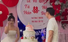 Cô dâu xúc động khóc nấc vì trời mưa lũ mà khách vẫn lội nước đến dự đông đủ