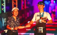 Hạnh Phúc: Vợ chồng 'người sắt' chạy khắp thế gian
