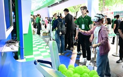 Bạn trẻ hào hứng trải nghiệm thành phố số tại lễ hội không tiền mặt 2025