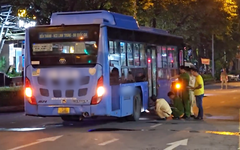Người phụ nữ đi xe máy tử vong sau va quẹt với xe buýt ở quận 1
