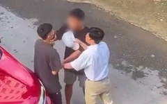Xác minh video 2 cha con đi ô tô 'khống chế' một thanh niên sau va chạm xe