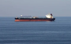 Giá dầu tăng sau sự cố cháy 3 tàu gần eo biển Hormuz